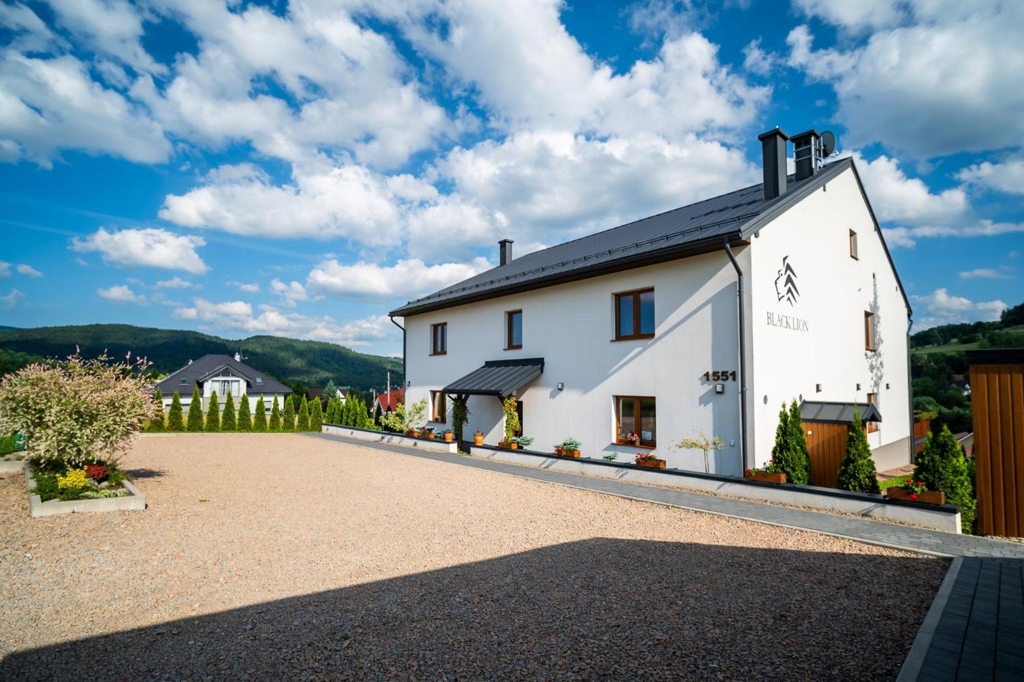 Apartamenty Black Lion Pcim Exteriör bild